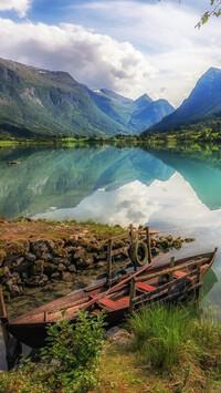 Łódka na brzegu fiordu Sognefjorden