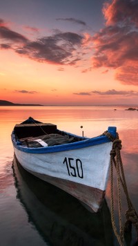 Łódka na bułgarskim jeziorze o zachodzie słońca