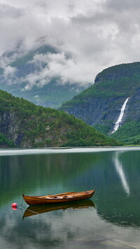 Łódka na fiordzie Lustrafjorden