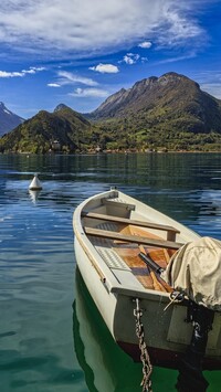 Łódka na jeziorze Annecy we Francji