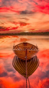 Łódka na jeziorze pod kolorowym niebem