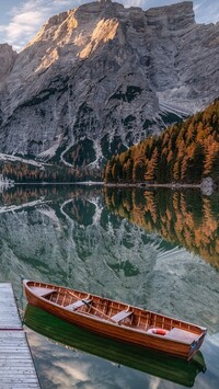 Łódka na jeziorze Pragser Wildsee