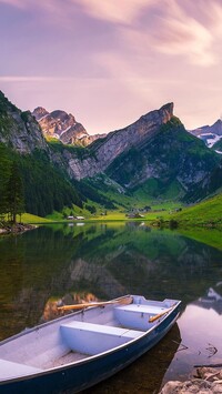 Łódka na jeziorze Seealpsee w Szwajcarii