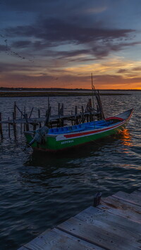 Łódka przy pomoście w porcie Palafita da Carrasqueira