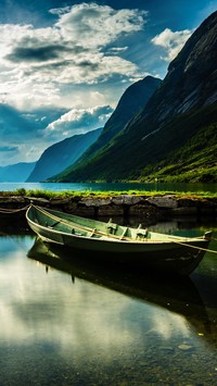 Łódka z widokiem na fiord