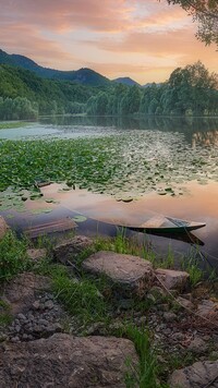 Łódka zatopiona w Jeziorze Szkoderskim