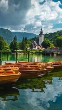 Łódki i kościół św Jana nad jeziorem Bohinj