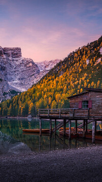 Łódki na jeziorze Pragser Wildsee