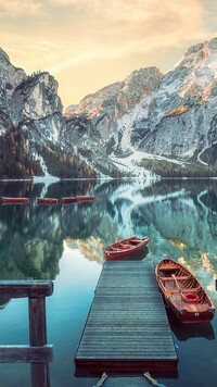 Łódki na jeziorze Pragser Wildsee