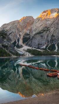 Łódki na jeziorze Pragser Wildsee