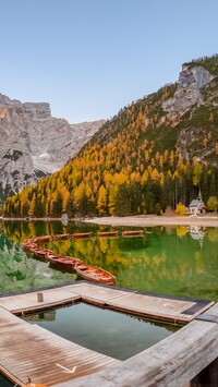 Łódki na jeziorze Pragser Wildsee