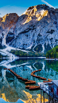 Łódki na jeziorze Pragser Wildsee w Dolomitach
