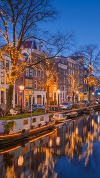 Łódki na kanale w Amsterdamie