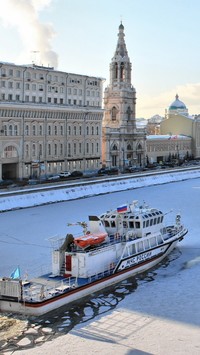 Lodołamacz na rzece Moskwa