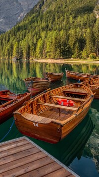 Łodzie przy pomoście na jeziorze Lago di Braies