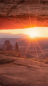 Łuk Mesa Arch w promieniach słońca