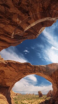 Łuk skalny Double Arch na tle nieba