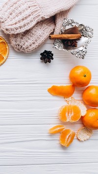Mandarynki i cynamon obok rękawiczek