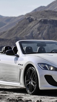 Maserati na górskiej drodze