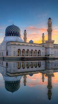 Meczet City Mosque o wschodzie słońca