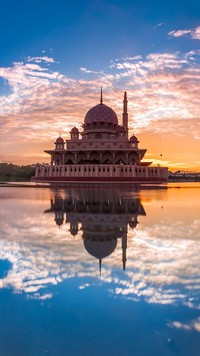 Meczet na jeziorze w Malezji
