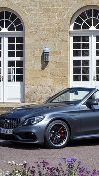 Mercedes AMG C63 Cabrio przed domem