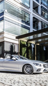 Mercedes-Benz S 560 cabrio przed wieżowcem