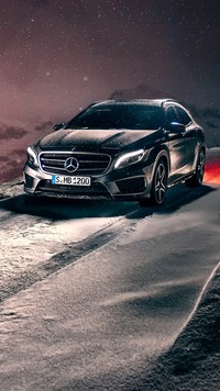 Mercedes na zimowej drodze