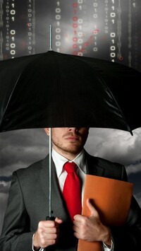 Mężczyzna pod parasolem z teczką w ręce
