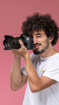 Mężczyzna z aparatem fotograficznym