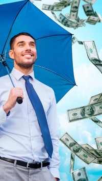 Mężczyzna z parasolem i pieniądze