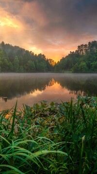 Mgła nad chorwackim jeziorem Trakoscan