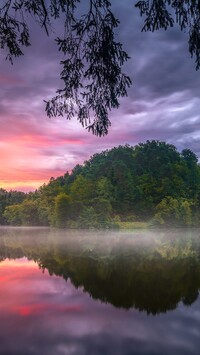 Mgła nad jeziorem Trakoscan w Chorwacji