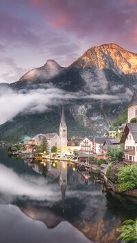Miasteczko Hallstatt i mgła nad Alpami Salzburskimi