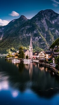 Miasteczko Hallstatt na tle Alp Salzburskich