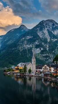 Miasteczko Hallstatt nad jeziorem w Austrii