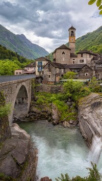 Miasteczko Lavertezzo położone w dolinie rzeki Verzasca