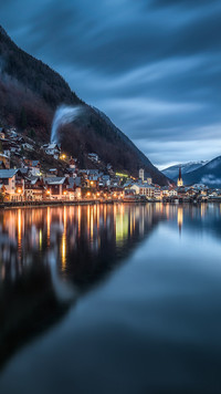 Miasteczko nad jeziorem w Alpach