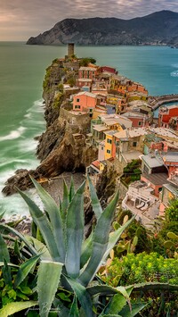 Miasteczko Vernazza i góry nad morzem