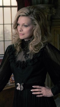 Michelle Pfeiffer przy oknie