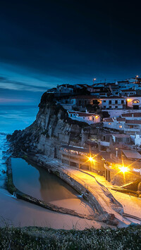 Miejscowość Azenhas do Mar w Portugalii nocą