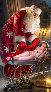 Mikołaj przy śpiącej dziewczynce