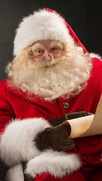 Mikołaj z listą zakupów