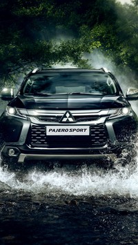 Mitsubishi Pajero w wodzie