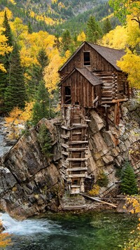 Młyn Crystal Mill na skałach nad rzeką