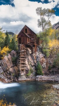 Młyn Crystal Mill wśród jesiennych drzew