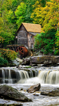 Młyn Glade Creek Grist Mill wśród drzew