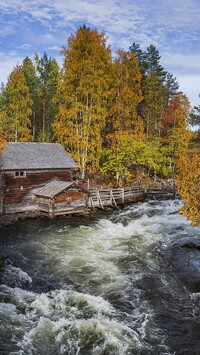 Młyn Myllykoski nad rzeką w Laponii