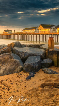 Molo i kamienie na plaży w Southwold