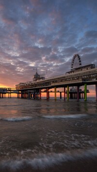 Molo i zachód słońca nad morzem w Scheveningen